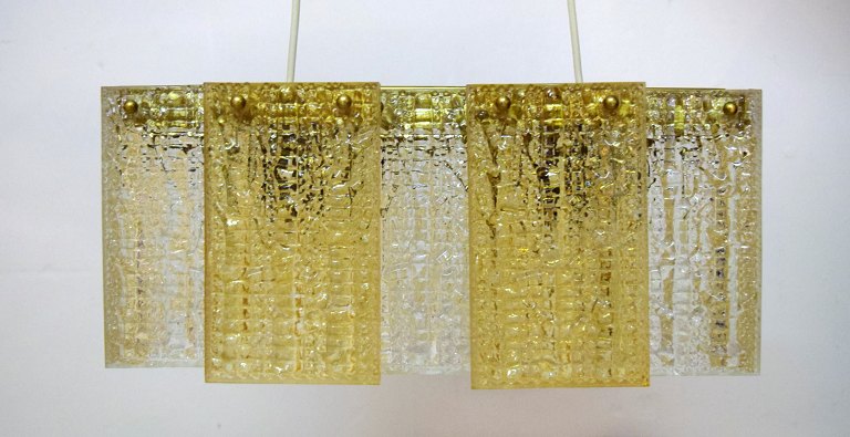 Svensk design for Elidus. Loftlampe i kunstglas med messing beslag. 1960erne.
