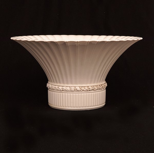 Arno Malinowski, 1899-1976, for Royal Copenhagen: A large comport. H: 20cm. D: 37cm