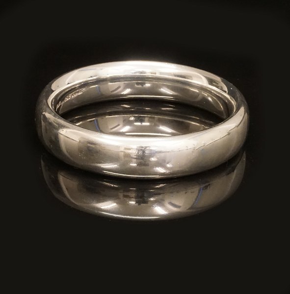 Hans Hansen armring. Hans Hansen: Kraftig armring i sterlingsølv. Stemplet Hans Hansen Denmark. D indv.: 6,3cm