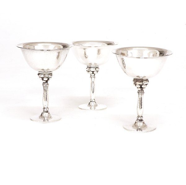Harald Nielsen for Georg Jensen: Et sæt på tre cocktailbægre i sterlingsølv. #479A. H: 10,5cm. D: 7,7cm. V: 292gr (3)