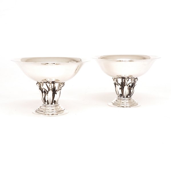 Johan Rohde for Georg Jensen: A pair of silver bowls. Signed and dated 1919. #242. H: 12,6cm. D: 18,2cm. W: 876gr (both)