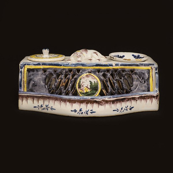 Polykromdekoreret skrivetøj af fajance. Kellinghusen ca. år 1790. H: 8cm. L: 20cm. D: 12,8cm