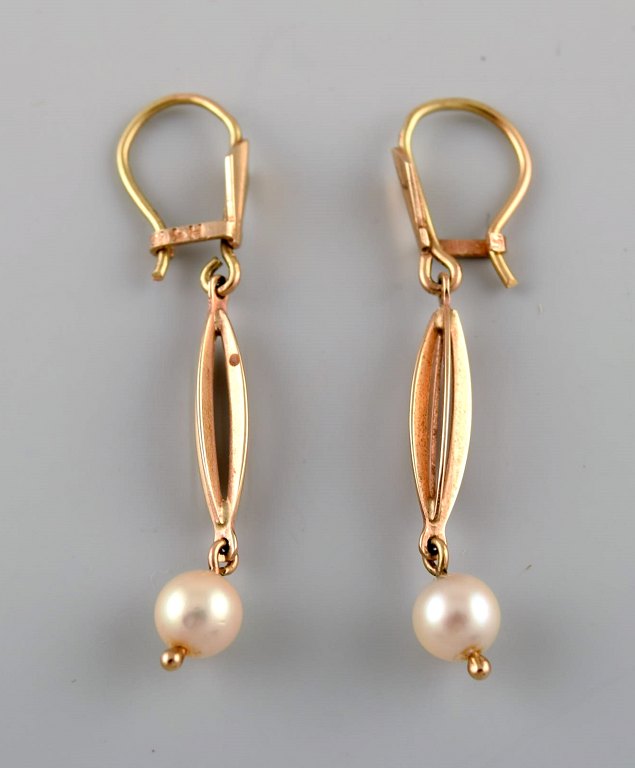 Danske 14K guld ørestikker med Akoya saltvandskulturperler. Midt 1900-tallet.
