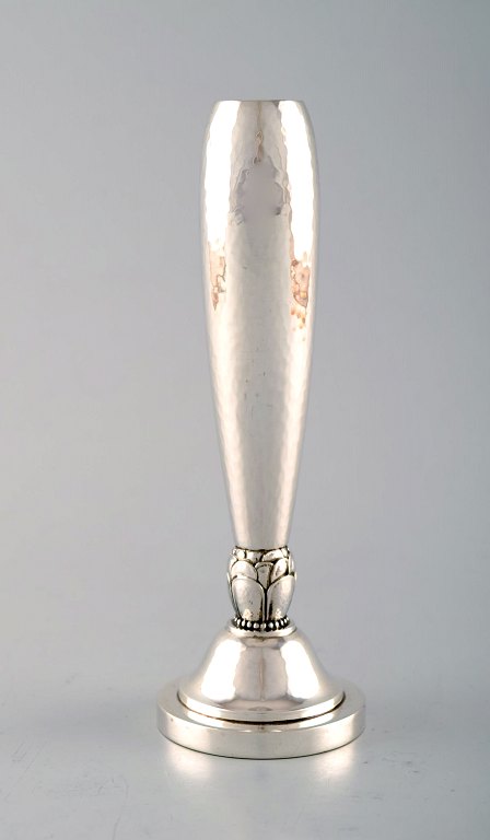 Georg Jensen art deco vase i hammerslået sterlingsølv.  Designet af Harald Nielsen.  