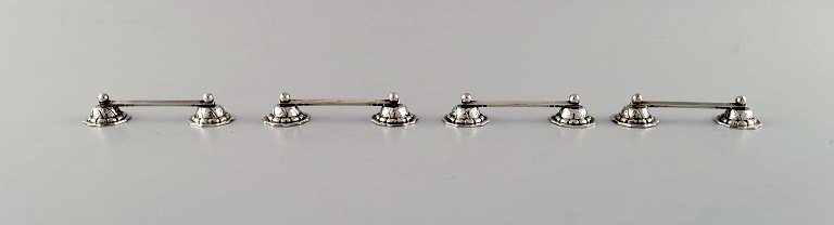 Et sæt på fire tidlige og sjældne Georg Jensen knivblokke.
Modelnummer 104.