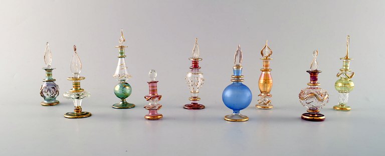 Large collection of Italian flacons in mouth blown art glass. Partially colored glass decorated with gold leaf. 1930 / 40