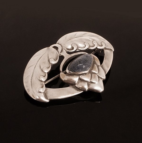 A Georg Jensen silver brooch no. 29 with lapis. Marked 826S. Period 1904-08. Size: 3,6x5,5cm