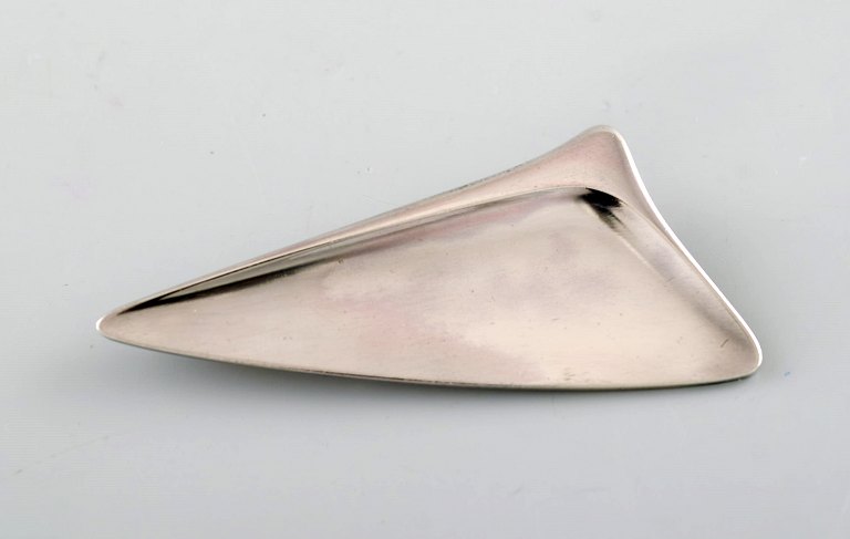 Henning Koppel for Georg Jensen. Modernistisk broche i sterlingsølv. Designnummer 327. 