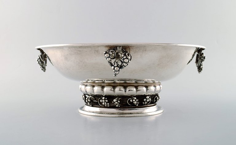 Tidlig Georg Jensen stor og imponerende champagnekøler/drueskål af hammerslået sterlingsølv, prydet med hanke og ornamentik i form af drueklaser.