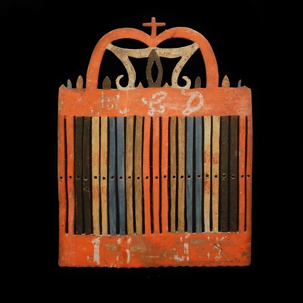 Rigt dekoreret vævespjæld prydet med talrige udskæringer og datering 1813. H: 30cm. B: 22cm