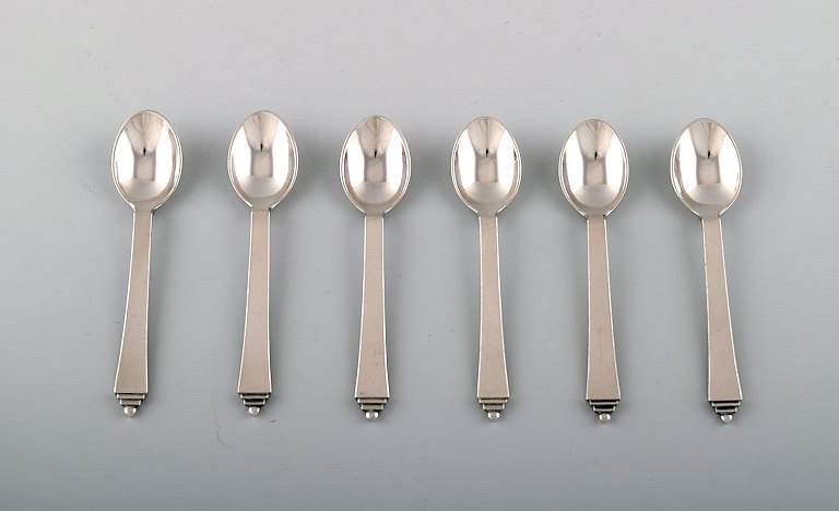 6 pcs Georg Jensen Pyramid coffee spoon / mocha spoon.
Sterling silver.
Designed by Harald Nielsen 1933-44.