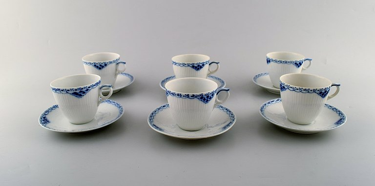 Royal Copenhagen blåmalet Prinsesse kaffekop med underkop i porcelæn. Sæt på 6 stk.Modelnummer 719.