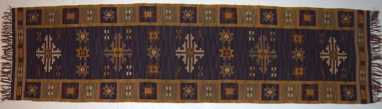 Märta Måås-Fjetterström, Sverige f. 1873, d. 1941. 
Stort, sjældent og tidligt håndvævet tæppe / løber af uld i "rölakan" teknik.