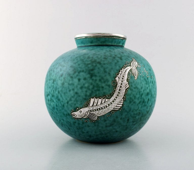 Wilhelm Kåge, Gustavsberg, kuglerund hånddrejet art deco vase i keramik dekoreret med fisk i sølvindlæg.