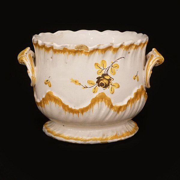 Gelb dekorierter Weinkühler aus Fayence. Signiert, Rörstrand, Schweden, 14.10.1773. H: 12,6cm