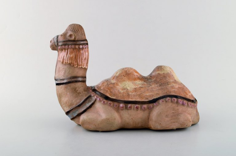 Rutebo Leksand, Sverige. Stor sparebøsse i form af kamel i glaseret stentøj / keramik. 1970