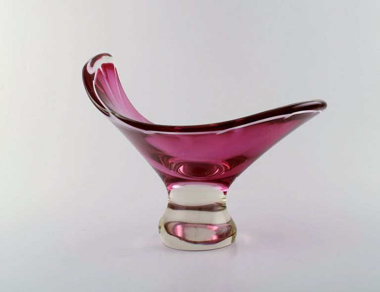 Paul Kedelv for Flygsfors. Pink bowl in asymmetric shape. Swedish design, dated 1955.