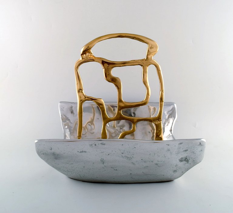 David Marshall, Scottish sculptor and designer. Large and impressive newspaper holder in aluminum with brass decoration. Late 20th century.