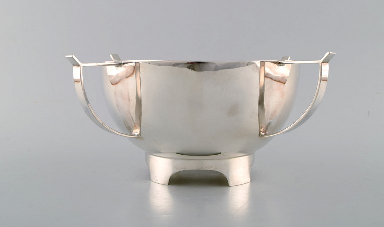 Henry Wilkinson. English silversmith, Sheffield. Modernist silver bowl on foot with handles. 1930 / 40