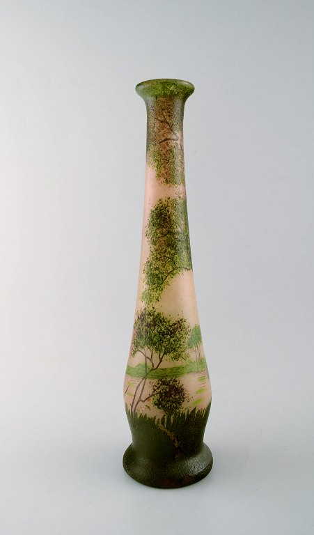 François-Théodore Legras (1839-1916). Art nouveau cameo vase med emaljedekoration. Skovlandskab. Ca. 1900. 