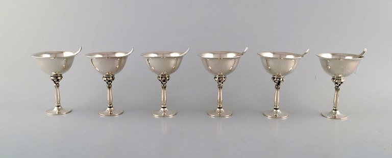 Harald Nielsen for Georg Jensen. Et sæt på seks cocktailbægre af hammerslået sterlingsølv samt seks cocktailspyd. Dessin 479 A og 68 A.