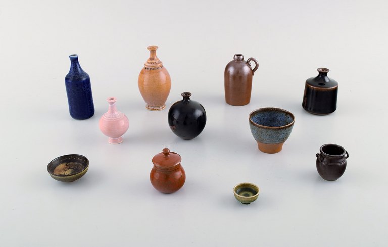 Enköping og Munk Keramik m. fl. svenske keramikere. Samling på 11 miniature vaser i glaseret keramik. 1970