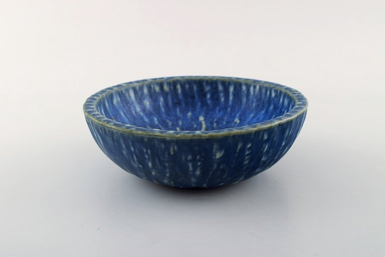 Gunnar Nylund for Rørstrand. Bowl in glazed ceramics. Beautiful blue glaze. Mid 20th century.