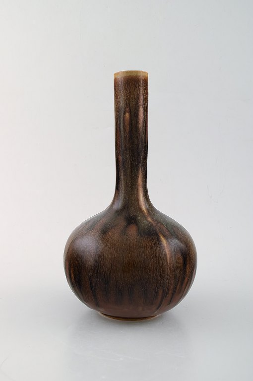Axel Salto for Royal Copenhagen. Vase af glaseret stentøj. Smuk glasur i kastanjebrune nuancer. Langhalset form. 1940/50