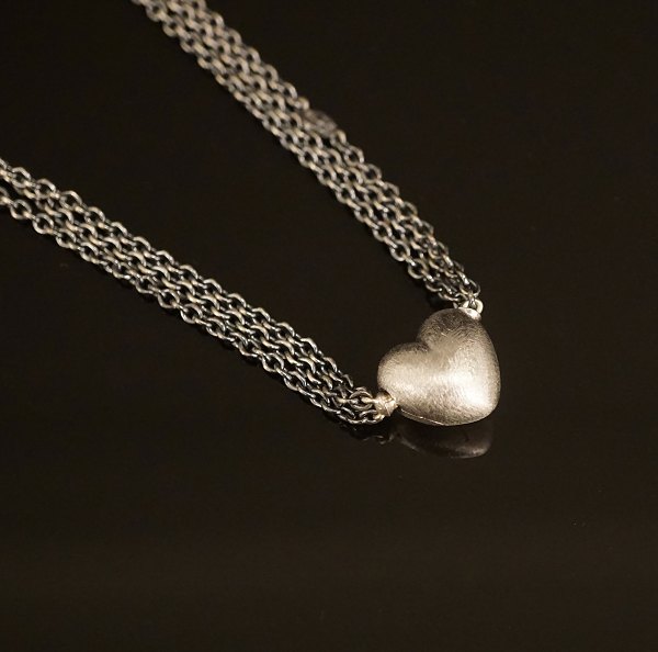 Ole Lynggaard, Denmark: Sterlingsilver necklace with 18kt gold Heart clasp. L: 39cm
