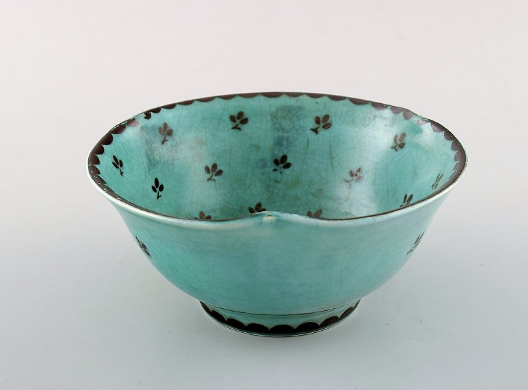 Wilhelm Kåge for Gustavsberg. Argenta bowl in ceramics decorated with leaves in silver inlaid. Sweden 1940