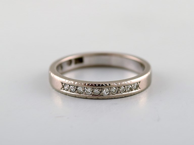 Swedish modernist alliance ring in 18 carat white gold with diamonds. Dated 1976.