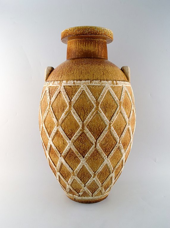 Gunnar Nylund for Rörstrand / Rorstrand. Colossal unique floor vase with geometric pattern in glazed stoneware. Beautiful glaze in light earth tones. Early unique piece from the 1940