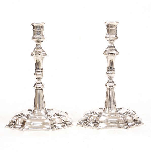 Niels Jo(h)nsen, Copenhagen, 1705-57: A pair of 18th century candle sticks. Dated 1743. H: 20cm. W: 632gr (both)
