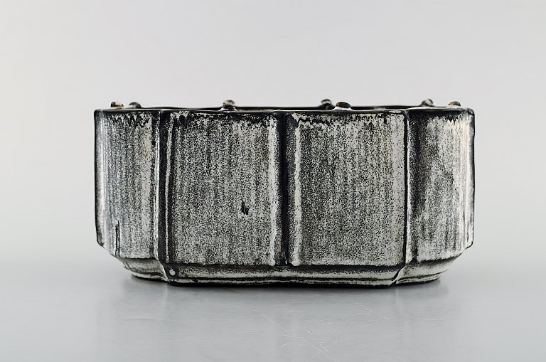 Svend Hammershøi for Kähler, HAK. Sjælden jardinere / urtepoteskjuler i glaseret stentøj. Smuk gråsort dobbeltglasur. 1930/40