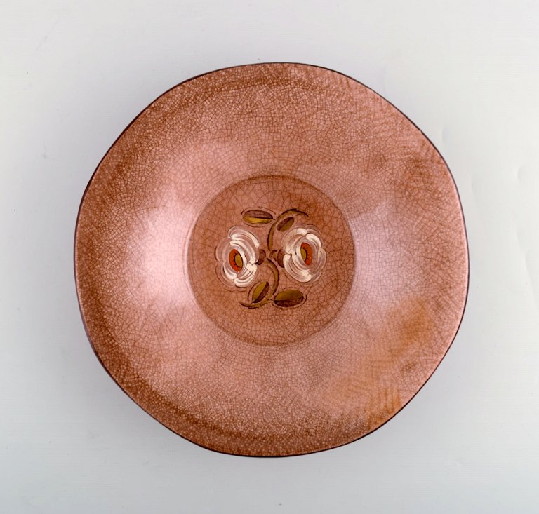 Rörstrand. Stor "Adelborg" skål i glaseret krakkeleret fajance med blomstermotiv. 1920/30