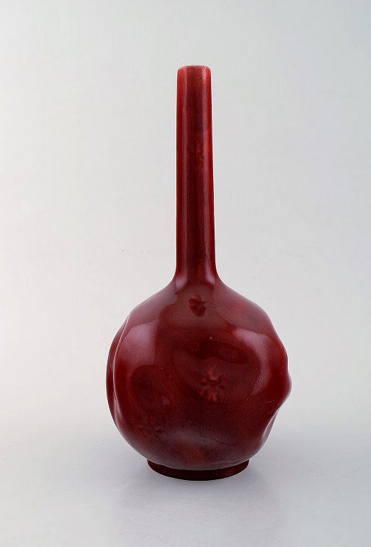 Rörstrand. Tidlig smalhalset vase i glaseret fajance. Smuk dyb rød glasur. Ca. 1900.