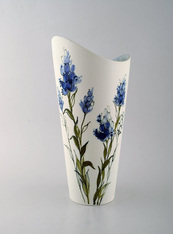 Hilkka-Liisa Ahola (1920-2009) for Arabia. Vase in glazed ceramic with floral motif. 1960