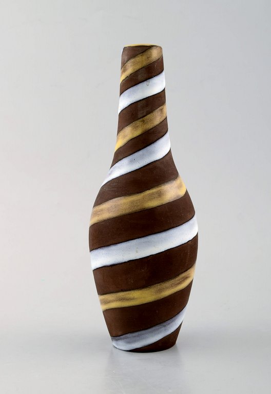 Ingrid Atterberg for Upsala-Ekeby. Vase i glaseret keramik. Spiral design, midt 1900-tallet.