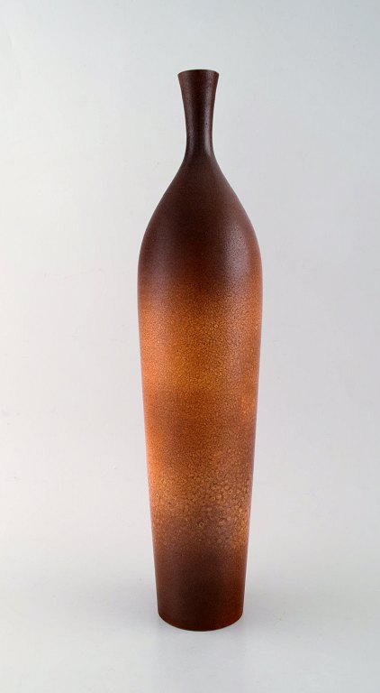 Suzanne Ramie (1905-1974) for Atelier Madoura. Stor vase i glaseret stentøj. Smuk glasur i lyse brune toner og moderne design. 1940