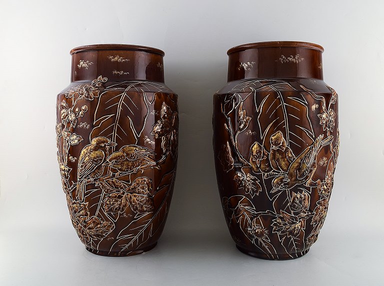 Et par store Longchamp majolika vaser i rødbrun glasur. Fugle og blade i guld. 1920