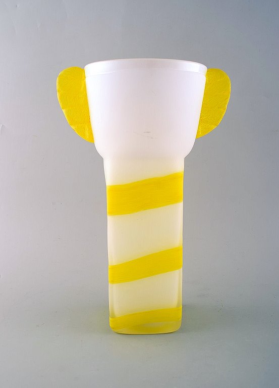 Ulrica Hydman Vallien for Kosta Boda. Unika vase i mundblæst kunstglas. 1980