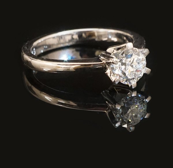 A 14kt gold solitaire ring with a brilliant cut diamond of 1,01ct. Ringsize 57. With grading report