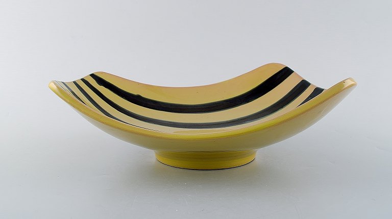 Gabriel Keramik, Sweden. "Tropik" dish in glazed ceramics. Striped design in yellow black glaze. 1950 / 60