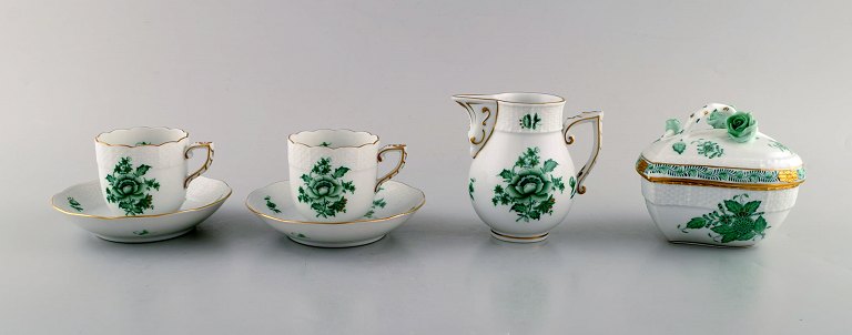 Herend "Chinese bouquet". To kaffekopper med underkop og sukker / fløde sæt i 
porcelæn med gulddekoration og grønne blomster. Midt 1900-tallet.
