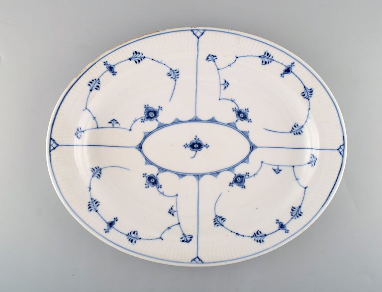 Stort Royal Copenhagen musselmalet riflet serveringsfad i håndmalet porcelæn. 
Modelnummer 1/100. Tidligt 1900-tallet.
