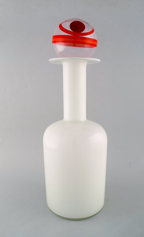Otto Brauer for Holmegaard. Stor vase/flaske i hvidt kunstglas med kugle. 1960