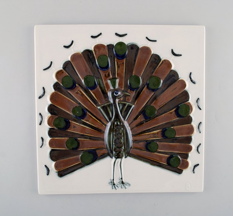 Bertil Lundgren for Rörstrand. "Galleri 2" vægplakette i glaseret porcelæn med påfugl. 1970