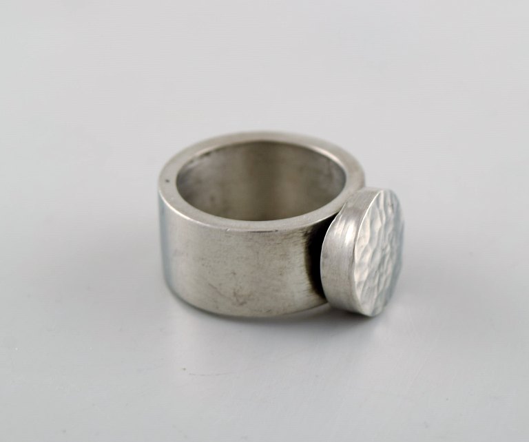 Micke Berggren, Sweden. Modernist designer ring in hammered pewter. Late 20th century.