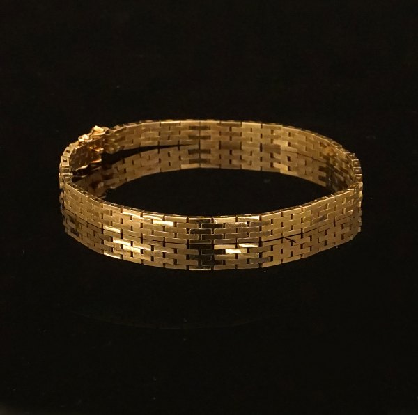 Svend Erik Robert Jarlhøj, Copenhagen: A 14kt Gold bracelet. L: 19cm. W: 5mm. W: 14,2gr
