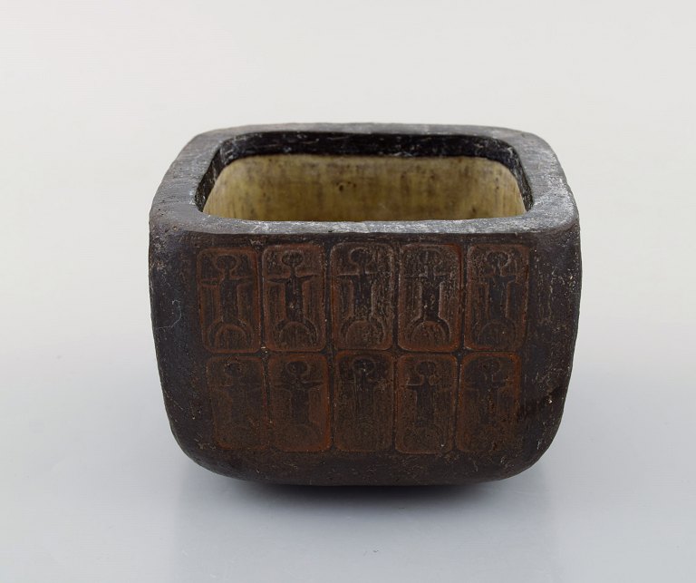 Lizzie Schnakenburg Thyssen (født 1925), dansk kunstner og keramiker. Unika skål i keramik. 1960